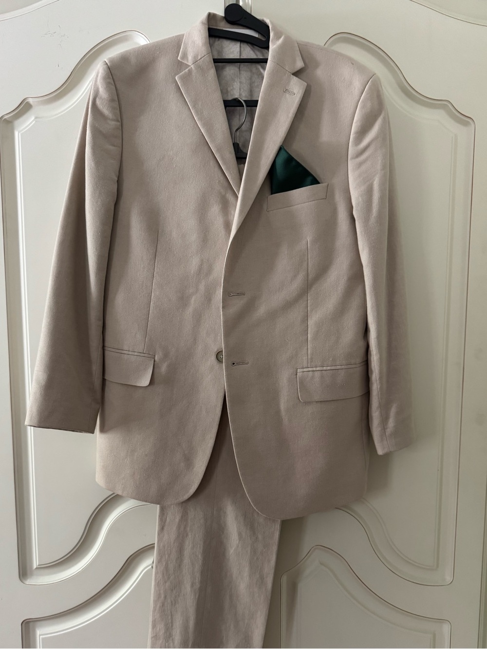 TALLIA Beige Two-Piece Suit with Dark Green Pocket Square
